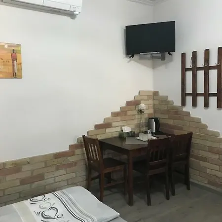 Bed & Breakfast Szilvia Panzio Tolna