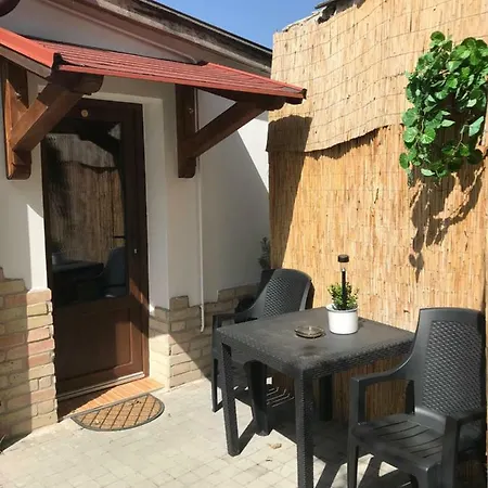 Bed & Breakfast Szilvia Panzio Tolna
